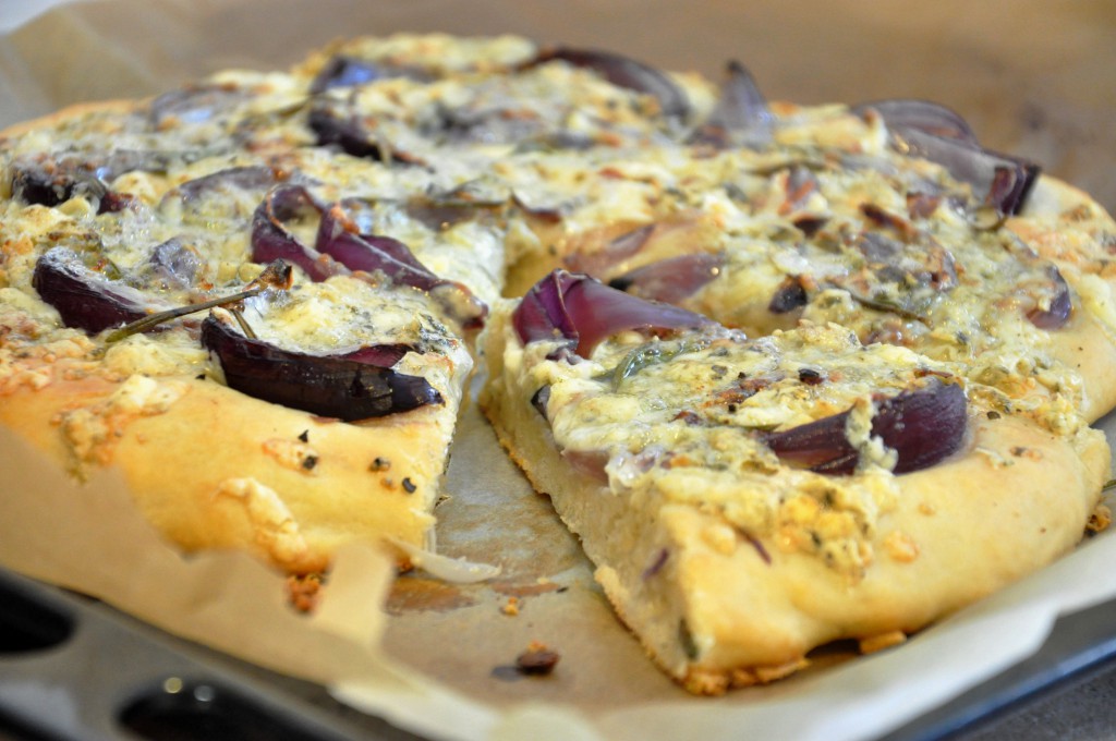 Schiacciata s červenou cibulí a gorgonzolou