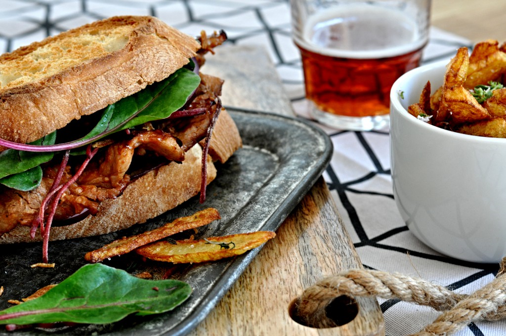 BBQ sendvič, domácí hranolky BBQ sendvič, domácí hranolky