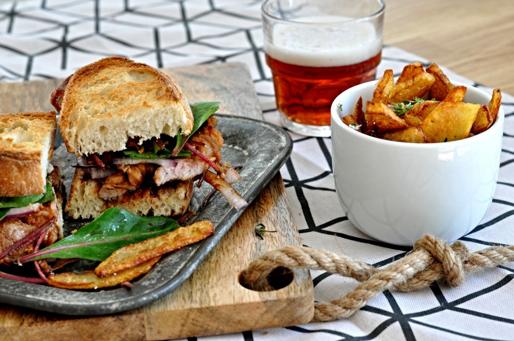 BBQ sendvič, domácí hranolky BBQ sendvič, domácí hranolky