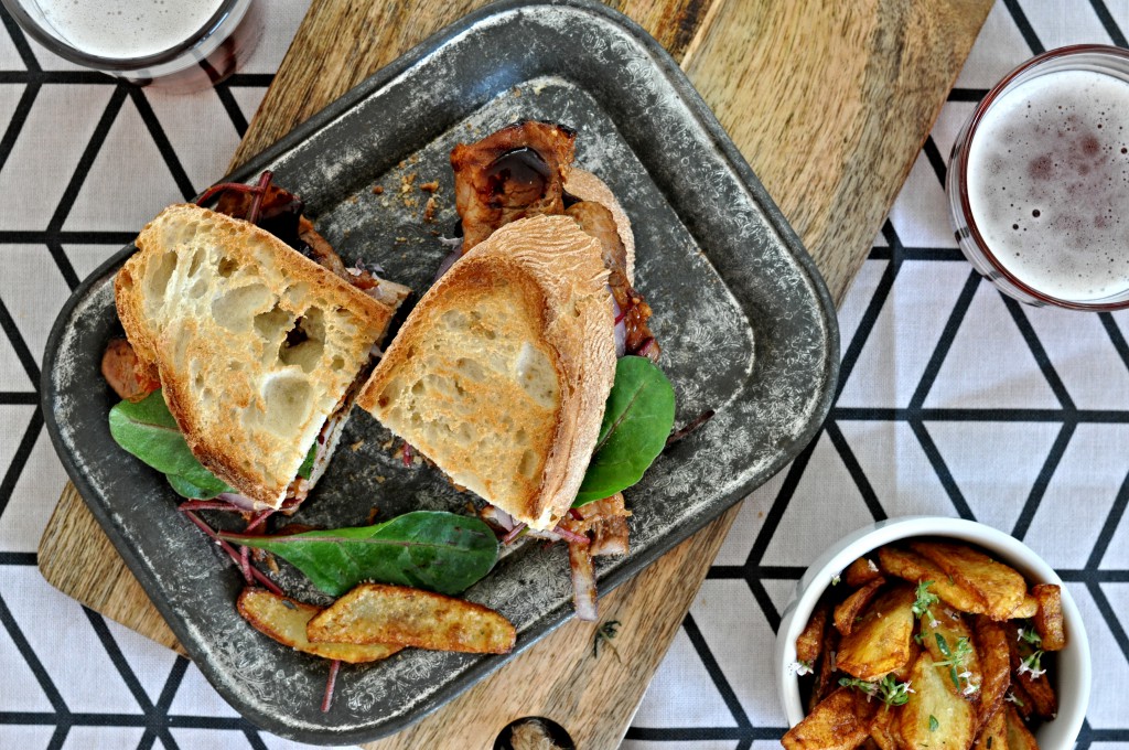 BBQ sendvič, domácí hranolky BBQ sendvič, domácí hranolky