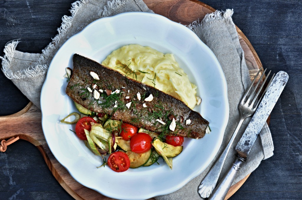 Filet ze pstruha s česnekovou bramborovou kaší a letní zeleninou