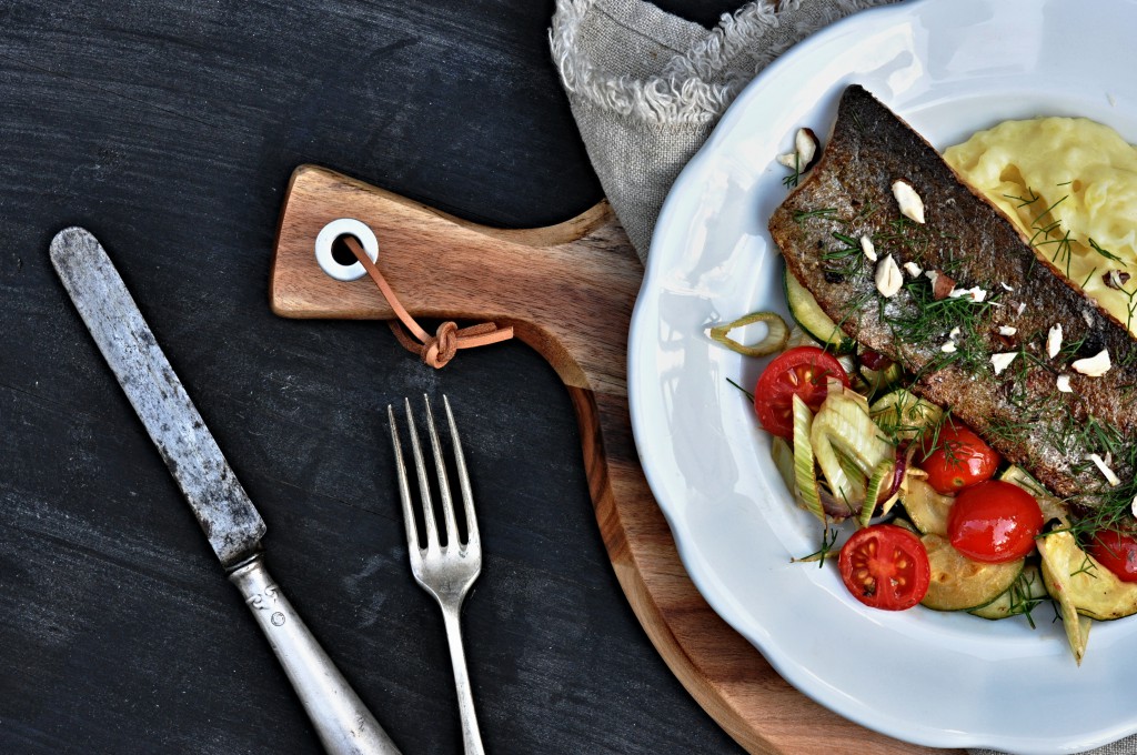 Filet ze pstruha s česnekovou bramborovou kaší a letní zeleninou