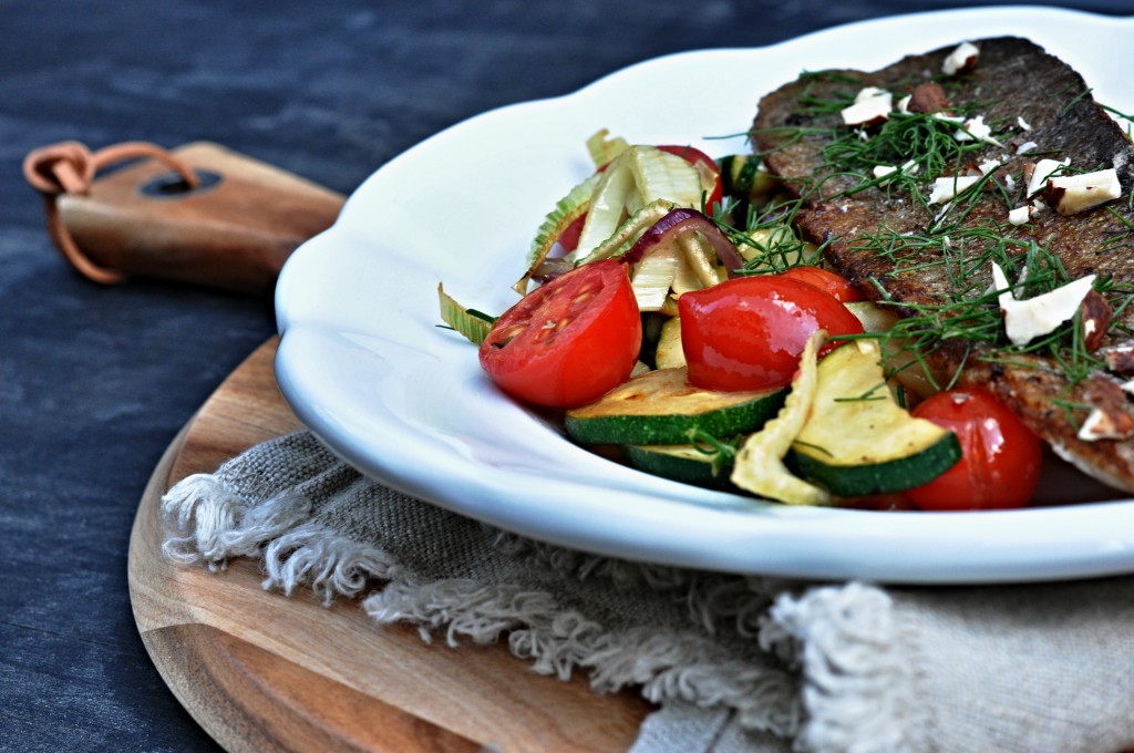 Filet ze pstruha s česnekovou bramborovou kaší a letní zeleninou