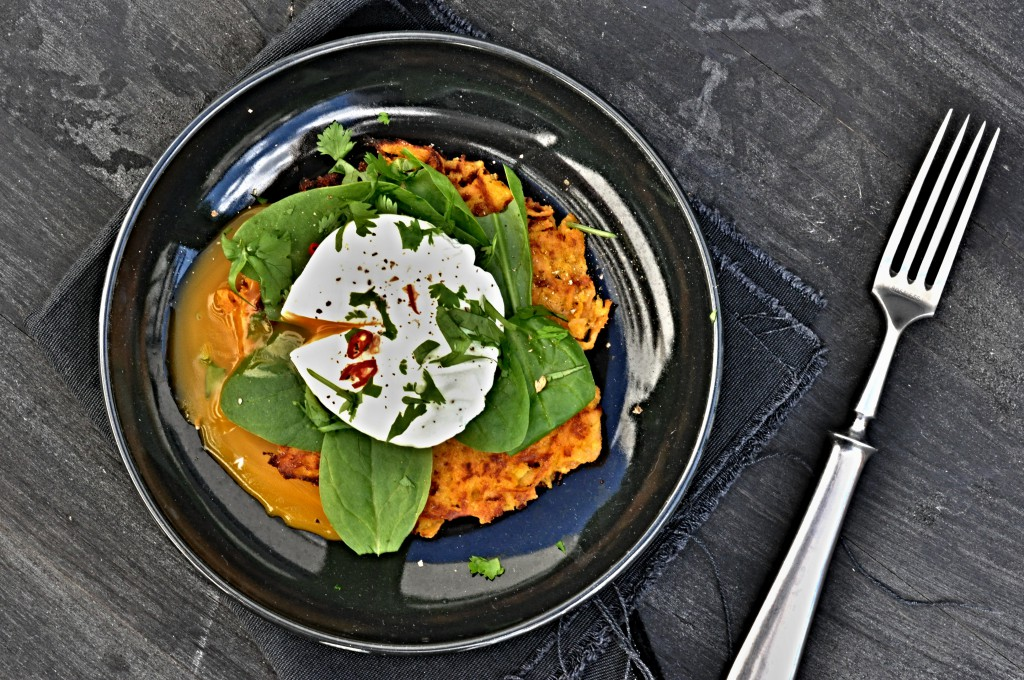 Skvělý recept na snídani. Batátové placičky se ztraceným vejcem