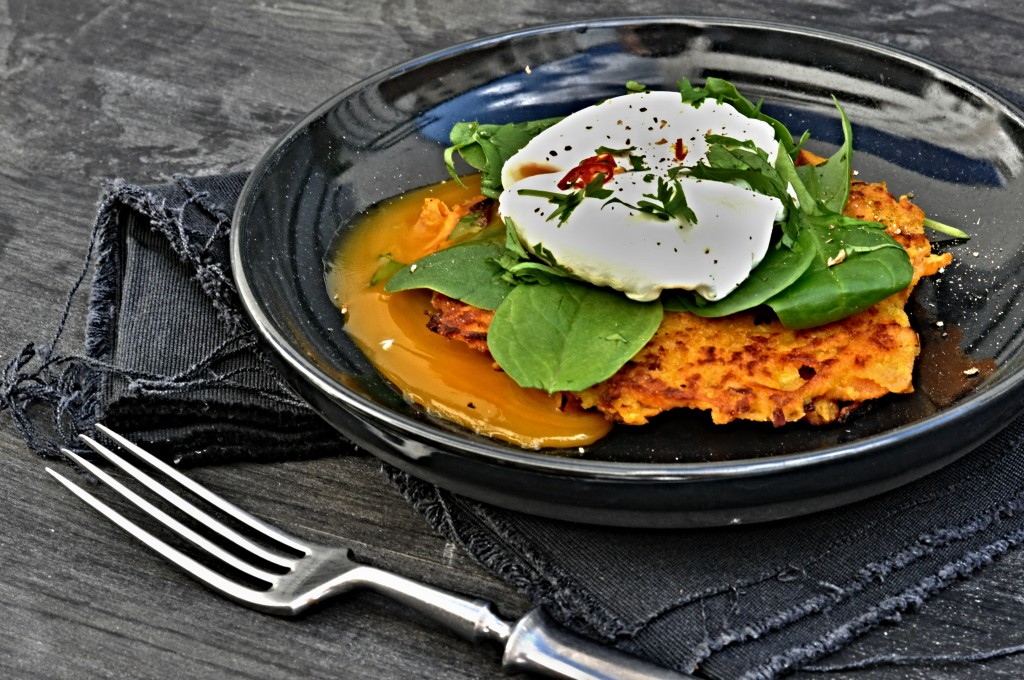 Skvělý recept na snídani. Batátové placičky se ztraceným vejcem